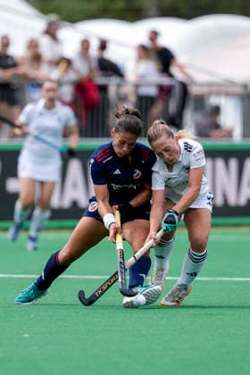 v.li.: Lucina von der Heyde (MHC, 2), Annika Schönhoff (DHC, 9), Zweikampf, Spielszene, Duell, duel, tackle, tackling, Dynamik, Action, Aktion, 31.05.2026, Bonn (Deutschland), Hockey, Deutsche Meisterschaft, Finale, Damen, Mannheimer HC - Düsseldorfer HC