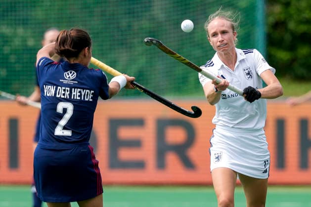 v.li.: Lucina von der Heyde (MHC, 2), Lisa Nolte (DHC, 17), Zweikampf, Spielszene, Duell, duel, tackle, tackling, Dynamik, Action, Aktion, 31.05.2026, Bonn (Deutschland), Hockey, Deutsche Meisterschaft, Finale, Damen, Mannheimer HC - Düsseldorfer HC