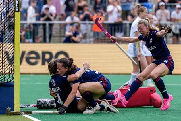 v.li.: Torschützin Nadine Fieber (MHC, 4), Carolin Seidel (MHC, 32), Verena Neumann (MHC, 19), Spielerinnen vom Mannheimer HC (MHC), jubeln über das Tor zum 1:1, Jubel, Torjubel, Torerfolg, celebrate the goal, goal, celebration, jubelt ueber das Tor, Freuen, Freude, freut sich, optimistisch, positiv, Spielszene, Highlight, Action, Aktion, 31.05.2026, Bonn (Deutschland), Hockey, Deutsche Meisterschaft, Finale, Damen, Mannheimer HC - Düsseldorfer HC