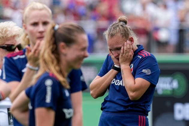 v.li.: Lisa Mayerhöfer (MHC, 17), Agustina Habif (MHC, 5), Stine Kurz (MHC, 27, Kapitänin), Spielerinnen vom Mannheimer HC (MHC), enttäuscht über die Niederlage, Enttäuschung nach dem Schlusspfiff, Highlight, Verlierer, verloren, Frustration, disappointed, pessimistisch, 31.05.2026, Bonn (Deutschland), Hockey, Deutsche Meisterschaft, Finale, Damen, Mannheimer HC - Düsseldorfer HC