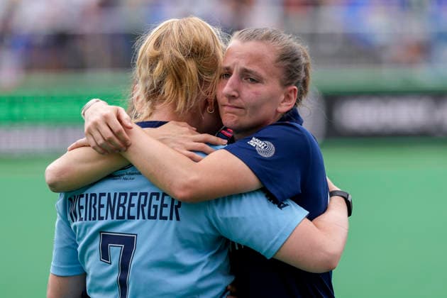 v.li.: Leonie Weißenberger (Weissenberger, Torhüterin, Torwart, MHC, 7), Nadine Fieber (MHC, 4), Spielerinnen vom Mannheimer HC (MHC), enttäuscht über die Niederlage, Enttäuschung nach dem Schlusspfiff, Highlight, Verlierer, verloren, Frustration, disappointed, pessimistisch, 31.05.2026, Bonn (Deutschland), Hockey, Deutsche Meisterschaft, Finale, Damen, Mannheimer HC - Düsseldorfer HC