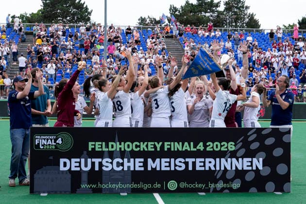 Spielerinnen vom Düsseldorfer HC (DHC), bei der Siegerehrung, Ehrung, mit dem Pokal, der Trophäe, Blauer Wimpel, Deutscher Meister, Jubel nach dem Schlusspfiff über den Gewinn der Deutschen Meisterschaft, jubeln, jubelt, Freude, Sieger, Sieg, Gewinner der Deutschen Meisterschaften 2025 26, Highlight, optimistisch, Deutsche Meisterinnen, Titelträger, Champion, Meisterjubel, fröhlich, optimistisch, positiv, Aktion, Action, 31.05.2026, Bonn (Deutschland), Hockey, Deutsche Meisterschaft, Finale, Damen, Mannheimer HC - Düsseldorfer HC