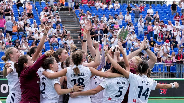 Spielerinnen vom Düsseldorfer HC (DHC), bei der Siegerehrung, Ehrung, mit dem Pokal, der Trophäe, Blauer Wimpel, Deutscher Meister, Jubel nach dem Schlusspfiff über den Gewinn der Deutschen Meisterschaft, jubeln, jubelt, Freude, Sieger, Sieg, Gewinner der Deutschen Meisterschaften 2025 26, Highlight, optimistisch, Deutsche Meisterinnen, Titelträger, Champion, Meisterjubel, fröhlich, optimistisch, positiv, Aktion, Action, 31.05.2026, Bonn (Deutschland), Hockey, Deutsche Meisterschaft, Finale, Damen, Mannheimer HC - Düsseldorfer HC