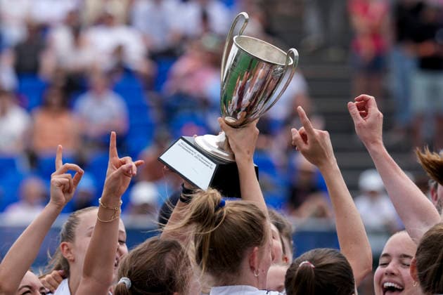 Spielerinnen vom Düsseldorfer HC (DHC), bei der Siegerehrung, Ehrung, mit dem Pokal, der Trophäe, Blauer Wimpel, Deutscher Meister, Jubel nach dem Schlusspfiff über den Gewinn der Deutschen Meisterschaft, jubeln, jubelt, Freude, Sieger, Sieg, Gewinner der Deutschen Meisterschaften 2025 26, Highlight, optimistisch, Deutsche Meisterinnen, Titelträger, Champion, Meisterjubel, fröhlich, optimistisch, positiv, Aktion, Action, 31.05.2026, Bonn (Deutschland), Hockey, Deutsche Meisterschaft, Finale, Damen, Mannheimer HC - Düsseldorfer HC