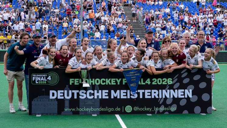 Spielerinnen vom Düsseldorfer HC (DHC), bei der Siegerehrung, Ehrung, mit dem Pokal, der Trophäe, Blauer Wimpel, Deutscher Meister, Jubel nach dem Schlusspfiff über den Gewinn der Deutschen Meisterschaft, jubeln, jubelt, Freude, Sieger, Sieg, Gewinner der Deutschen Meisterschaften 2025 26, Highlight, optimistisch, Deutsche Meisterinnen, Titelträger, Champion, Meisterjubel, fröhlich, optimistisch, positiv, Aktion, Action, 31.05.2026, Bonn (Deutschland), Hockey, Deutsche Meisterschaft, Finale, Damen, Mannheimer HC - Düsseldorfer HC