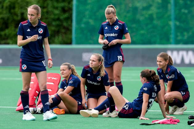 v.li.: Friederike Dittert (MHC, 15), Aina Lilly Kresken (MHC, 14), Julia Hemmerle (MHC, 10), Verena Neumann (MHC, 19), Carolin Seidel (MHC, 32), Paula Göttmann (MHC, 21), Spielerinnen vom Mannheimer HC (MHC), enttäuscht über die Niederlage, Enttäuschung nach dem Schlusspfiff, Highlight, Verlierer, verloren, Frustration, disappointed, pessimistisch, 31.05.2026, Bonn (Deutschland), Hockey, Deutsche Meisterschaft, Finale, Damen, Mannheimer HC - Düsseldorfer HC