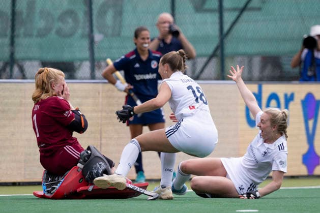 Jubel um Torwart Femke JOVY (DHC 1, li.) nach dem gehaltenen entscheidenden Penalty, gemeinsam mit Sophia SCHWABE (DHC 18, mi.) und Sara STRAUSS (DHC 11, re.), Freude, Jubel, Lachen, im Hintergrund Lucina VON DER HEYDE (MHC 2, mi.li.). Hockey 1. Feldhockey Bundesliga Final4 2026, Damen, Finale, Mannheimer HC (MHC) - Duesseldorfer HC (Düsseldorf) (DHC), Endstand 3:4 n.P. (1:1), Deutsche Feldhockey-Meisterschaften, am 31.05.2026 in der BTHV Sportanlage in Bonn Deutschland. Â