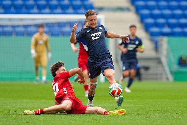 31.05.2026, xydrx, Herren, Fußball, U19 DFB-Nachwuchsliga, Finale, TSG 1899 Hoffenheim - 1.FC Köln, Saison 2025 2026, PreZero Arena: Arian Leonard Roemers (1.FC Köln, 10) im Zweikampf gegen Emil Kramer (TSG 1899 Hoffenheim U19, 21) DFB regulations prohibit any use of photographs as image sequences and or quasi-video. Copyright: HMBxMedia YannisxDreimann