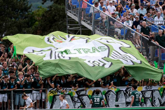 Die Fankurve des HTC Uhlenhorst Mülheim zeigt eine Choreo, Choreographie der Zuschauer, Fans, Ultras Publikum, Zuschauer, Stimmung, Atmosphäre, Stadion, 31.05.2026, Bonn (Deutschland), Hockey, Deutsche Meisterschaft, Finale, Herren, Hamburger Polo Club - HTC Uhlenhorst Mülheim