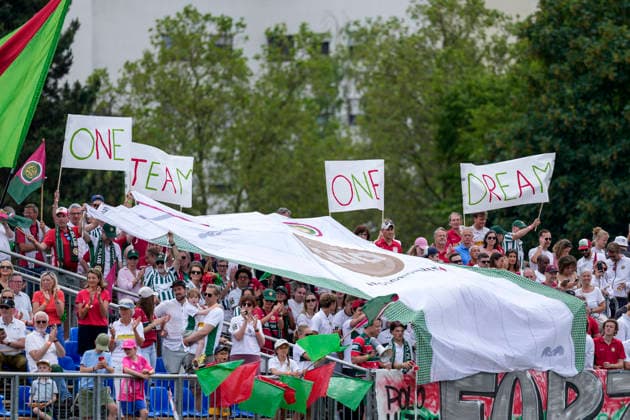 Die Fans vom Hamburger Polo Club zeigen in der Fankurve ein Banner, Spruchband mit der Aufschrift: One Team one Dream, Fans, Ultras Publikum, Zuschauer, Stimmung, Atmosphäre, Stadion, 31.05.2026, Bonn (Deutschland), Hockey, Deutsche Meisterschaft, Finale, Herren, Hamburger Polo Club - HTC Uhlenhorst Mülheim