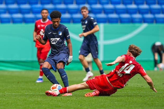 31.05.2026, xydrx, Herren, Fußball, U19 DFB-Nachwuchsliga, Finale, TSG 1899 Hoffenheim - 1.FC Köln, Saison 2025 2026, PreZero Arena: Natnael Abraha (TSG 1899 Hoffenheim U19, 2) im Zweikampf gegen Lennard Voelp (1.FC Köln, 14) DFB regulations prohibit any use of photographs as image sequences and or quasi-video. Copyright: HMBxMedia YannisxDreimann