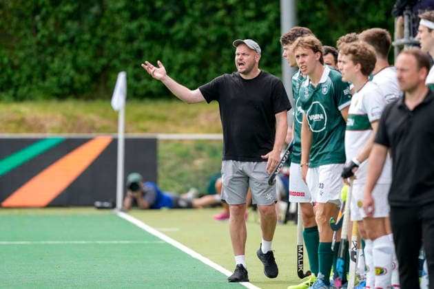 Thilo Stralkowski (Trainer, Cheftrainer, Mülheim), gibt Anweisungen, gestikuliert, mit den Armen gestikulieren, Freisteller, Ganzkörper, Einzelbild, Einzelfoto, Aktion, Action, am Spielfeldrand, an der Seitenauslinie, 31.05.2026, Bonn (Deutschland), Hockey, Deutsche Meisterschaft, Finale, Herren, Hamburger Polo Club - HTC Uhlenhorst Mülheim