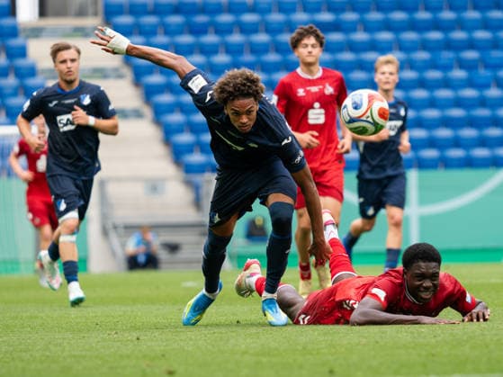 Jykese Fields (TSG Hoffenheim U19, 17), am Boden liegt Assad Kotya-Fofana (1. FC Koeln U19, 05) GER, TSG Hoffenheim vs 1. FC Koeln, Fussball, Finale Deutsche Meisterschaft A-Junioren (U19), Spielzeit 2025 2026, 31.05.2026 GER, TSG Hoffenheim vs 1. FC Koeln, Fussball, Finale Deutsche Meisterschaft A-Junioren (U19), Spielzeit 2025 2026, 31.05.2026 Sinsheim Copyright: xEibner-Pressefoto CarstenxSchwerx EP_CSG