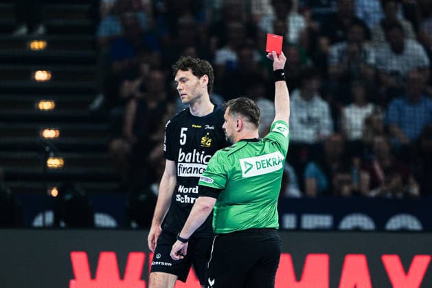 Rote Karte Platzverweis Niclas Kirkelokke (SG Flensburg-Handewitt, 05) GER, Montpellier Handball vs. SG Flensburg-Handewitt, Handball, EHF European League, Spiel um Platz 3, Saison 2025 2026, 31.05.2026 GER, Montpellier Handball vs. SG Flensburg-Handewitt, Handball, EHF European League, Spiel um Platz 3, Saison 2025 2026, 31.05.2026 Hamburg Copyright: xEibner-Pressefoto MarcelxvonxFehrnx EP_MFN