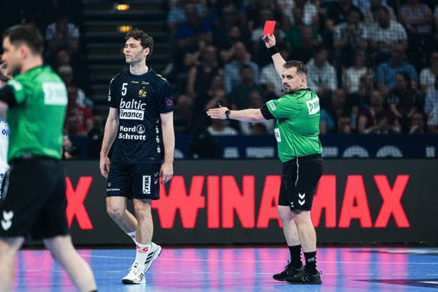 Rote Karte Platzverweis Niclas Kirkelokke (SG Flensburg-Handewitt, 05) GER, Montpellier Handball vs. SG Flensburg-Handewitt, Handball, EHF European League, Spiel um Platz 3, Saison 2025 2026, 31.05.2026 GER, Montpellier Handball vs. SG Flensburg-Handewitt, Handball, EHF European League, Spiel um Platz 3, Saison 2025 2026, 31.05.2026 Hamburg Copyright: xEibner-Pressefoto MarcelxvonxFehrnx EP_MFN