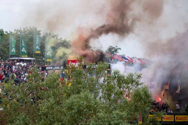 MXGP of Teutschenthal 2026 Teutschenthal, Deutschland 31. Mai 2026 Im Bild:Feuer, Rauch, Bengali, Bengalis, bengalisches Feuer, zünden, zuenden Feuerwerk, Rauchbombe, Feature, Symbol, Symbolfoto, charakteristisch, Detail, Teutschenthal Motocross Strecke Talkessel Sachsen-Anhalt Deutschland