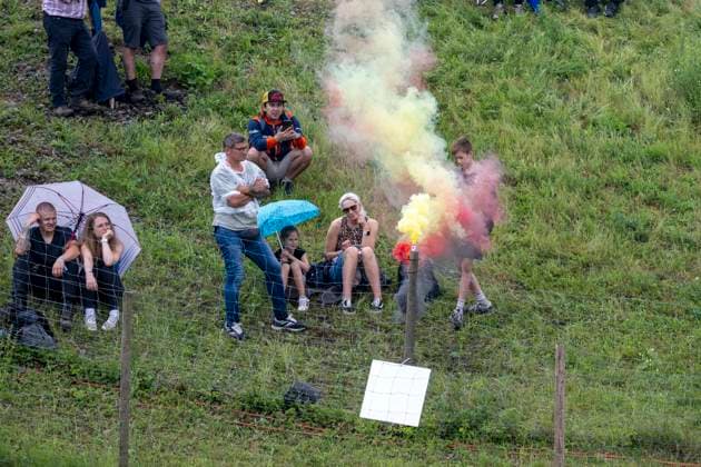 MXGP of Teutschenthal 2026 Teutschenthal, Deutschland 31. Mai 2026 Im Bild:Feuer, Rauch, Bengali, Bengalis, bengalisches Feuer, zünden, zuenden Feuerwerk, Rauchbombe, Feature, Symbol, Symbolfoto, charakteristisch, Detail, Teutschenthal Motocross Strecke Talkessel Sachsen-Anhalt Deutschland