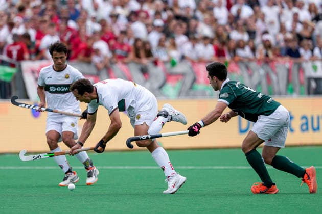 v.li.: Tom Craig (Polo, 2), Lukas Windfeder (Mülheim, 6), Zweikampf, Spielszene, Duell, duel, tackle, tackling, Dynamik, Action, Aktion, 31.05.2026, Bonn (Deutschland), Hockey, Deutsche Meisterschaft, Finale, Herren, Hamburger Polo Club - HTC Uhlenhorst Mülheim