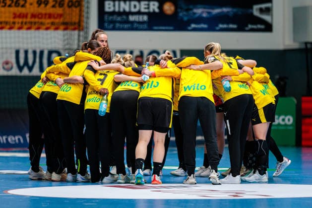 Die Mannschaft von Borussia Dortmund steht vor dem Aufwaermen im Mannschaftskreis zusammen GER, HSG Blomberg-Lippe vs. Borussia Dortmund, Handball, 1. Bundesliga Frauen, Play-Offs, Finale, Spiel 3, 31.05.2026 GER, HSG Blomberg-Lippe vs. Borussia Dortmund, Handball, 1. Bundesliga Frauen, Play-Offs, Finale, Spiel 3, 31.05.2026 Blomberg Copyright: xEibner-Pressefoto JanxRollingerx EP_JSK