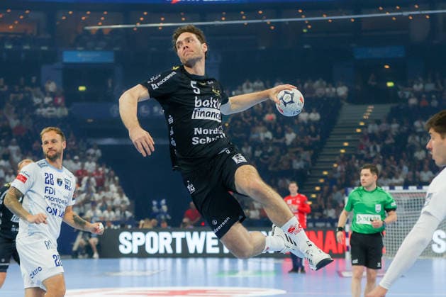 31.05.2026 ,xgox, Handball - Handball - EHF European League, Spiel um Platz 3 Montpellier Handball - SG Flensburg-Handewitt emspor, v.l. Niclas Kirkelokke (Kirkelökke, Flensburg, 5) wirft Tor, Torschuetze, erzielt Tor, Treffer, scores the goal Hamburg