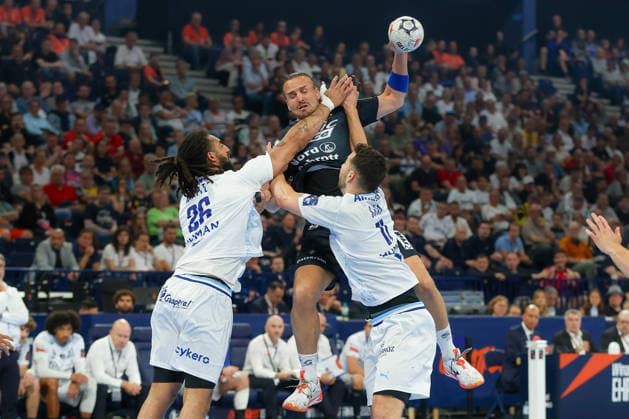 31.05.2026 ,xgox, Handball - Handball - EHF European League, Spiel um Platz 3 Montpellier Handball - SG Flensburg-Handewitt emspor, v.l. Hugo Bryan Monte Dos Santos (Montepellier, 26), Kent Robin Tonnesen (Tönnesen, Flensburg, 23), Zvonimir Srna (Montepellier, 11) Zweikampf, Duell, Kampf, tackle Hamburg