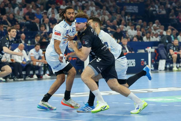 31.05.2026 ,xgox, Handball - Handball - EHF European League, Spiel um Platz 3 Montpellier Handball - SG Flensburg-Handewitt emspor, v.l. Hugo Bryan Monte Dos Santos (Montepellier, 26), Johannes Golla (Flensburg, 4) Zweikampf, Duell, Kampf, tackle Hamburg