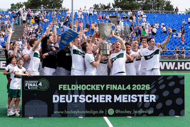 Spieler vom Hamburger Polo Club, bei der Siegerehrung, Ehrung, mit dem Pokal, der Trophäe, Blauer Wimpel, Deutscher Meister, Jubel nach dem Schlusspfiff über den Gewinn der Deutschen Meisterschaft, jubeln, jubelt, Freude, Sieger, Sieg, Gewinner der Deutschen Meisterschaften 2025 26, Highlight, optimistisch, Deutsche Meister, Titelträger, Champion, Meisterjubel, fröhlich, optimistisch, positiv, Aktion, Action, 31.05.2026, Bonn (Deutschland), Hockey, Deutsche Meisterschaft, Finale, Herren, Hamburger Polo Club - HTC Uhlenhorst Mülheim