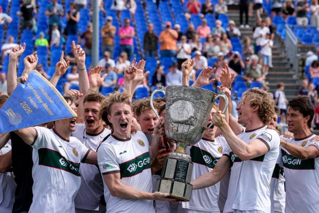 Spieler vom Hamburger Polo Club, bei der Siegerehrung, Ehrung, mit dem Pokal, der Trophäe, Blauer Wimpel, Deutscher Meister, Jubel nach dem Schlusspfiff über den Gewinn der Deutschen Meisterschaft, jubeln, jubelt, Freude, Sieger, Sieg, Gewinner der Deutschen Meisterschaften 2025 26, Highlight, optimistisch, Deutsche Meister, Titelträger, Champion, Meisterjubel, fröhlich, optimistisch, positiv, Aktion, Action, 31.05.2026, Bonn (Deutschland), Hockey, Deutsche Meisterschaft, Finale, Herren, Hamburger Polo Club - HTC Uhlenhorst Mülheim