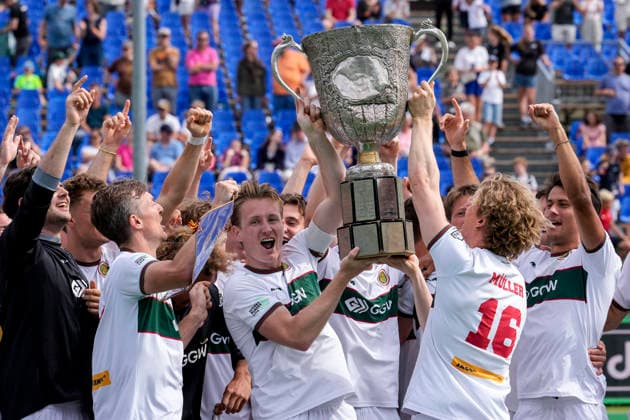 Spieler vom Hamburger Polo Club, bei der Siegerehrung, Ehrung, mit dem Pokal, der Trophäe, Blauer Wimpel, Deutscher Meister, Jubel nach dem Schlusspfiff über den Gewinn der Deutschen Meisterschaft, jubeln, jubelt, Freude, Sieger, Sieg, Gewinner der Deutschen Meisterschaften 2025 26, Highlight, optimistisch, Deutsche Meister, Titelträger, Champion, Meisterjubel, fröhlich, optimistisch, positiv, Aktion, Action, 31.05.2026, Bonn (Deutschland), Hockey, Deutsche Meisterschaft, Finale, Herren, Hamburger Polo Club - HTC Uhlenhorst Mülheim