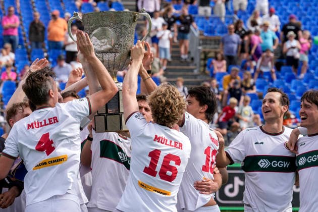 Spieler vom Hamburger Polo Club, bei der Siegerehrung, Ehrung, mit dem Pokal, der Trophäe, Blauer Wimpel, Deutscher Meister, Jubel nach dem Schlusspfiff über den Gewinn der Deutschen Meisterschaft, jubeln, jubelt, Freude, Sieger, Sieg, Gewinner der Deutschen Meisterschaften 2025 26, Highlight, optimistisch, Deutsche Meister, Titelträger, Champion, Meisterjubel, fröhlich, optimistisch, positiv, Aktion, Action, 31.05.2026, Bonn (Deutschland), Hockey, Deutsche Meisterschaft, Finale, Herren, Hamburger Polo Club - HTC Uhlenhorst Mülheim