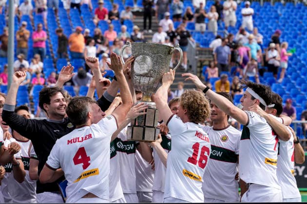 Spieler vom Hamburger Polo Club, bei der Siegerehrung, Ehrung, mit dem Pokal, der Trophäe, Blauer Wimpel, Deutscher Meister, Jubel nach dem Schlusspfiff über den Gewinn der Deutschen Meisterschaft, jubeln, jubelt, Freude, Sieger, Sieg, Gewinner der Deutschen Meisterschaften 2025 26, Highlight, optimistisch, Deutsche Meister, Titelträger, Champion, Meisterjubel, fröhlich, optimistisch, positiv, Aktion, Action, 31.05.2026, Bonn (Deutschland), Hockey, Deutsche Meisterschaft, Finale, Herren, Hamburger Polo Club - HTC Uhlenhorst Mülheim