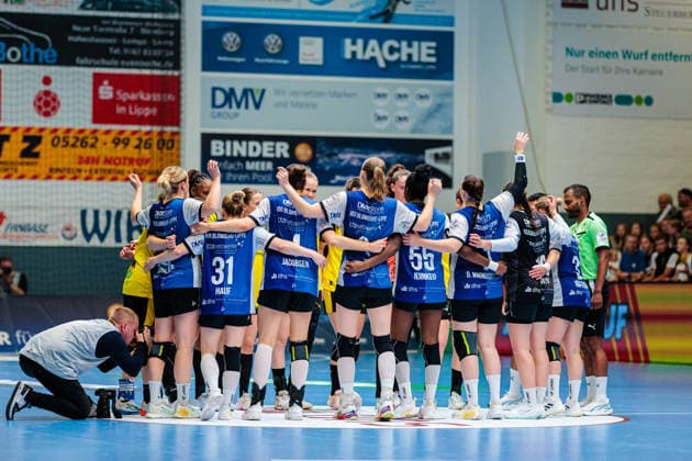 Die Mannschaften von HSG Blomberg-Lippe (Blau) und Borussia Dortmund (Gelb) begruessen sich vor Anpfiff des Spiels GER, HSG Blomberg-Lippe vs. Borussia Dortmund, Handball, 1. Bundesliga Frauen, Play-Offs, Finale, Spiel 3, 31.05.2026 GER, HSG Blomberg-Lippe vs. Borussia Dortmund, Handball, 1. Bundesliga Frauen, Play-Offs, Finale, Spiel 3, 31.05.2026 Blomberg Copyright: xEibner-Pressefoto JanxRollingerx EP_JSK