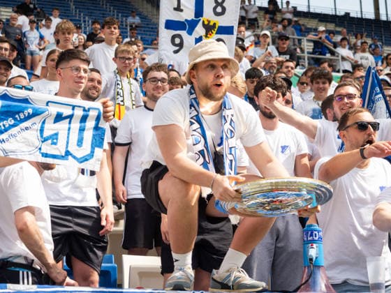 Fans mit der Meisterschale GER, TSG Hoffenheim vs 1. FC Koeln, Fussball, Finale Deutsche Meisterschaft A-Junioren (U19), Spielzeit 2025 2026, 31.05.2026 GER, TSG Hoffenheim vs 1. FC Koeln, Fussball, Finale Deutsche Meisterschaft A-Junioren (U19), Spielzeit 2025 2026, 31.05.2026 Sinsheim Copyright: xEibner-Pressefoto CarstenxSchwerx EP_CSG