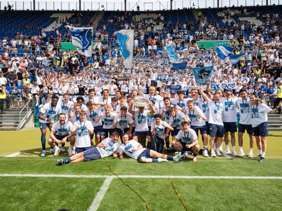 Spieler der TSG Heffenheim mit der der Meisterschale GER, TSG Hoffenheim vs 1. FC Koeln, Fussball, Finale Deutsche Meisterschaft A-Junioren (U19), Spielzeit 2025 2026, 31.05.2026 GER, TSG Hoffenheim vs 1. FC Koeln, Fussball, Finale Deutsche Meisterschaft A-Junioren (U19), Spielzeit 2025 2026, 31.05.2026 Sinsheim Copyright: xEibner-Pressefoto CarstenxSchwerx EP_CSG