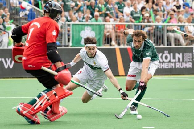 Paul SMITH (HPC 7, mi.) am Ball im Zweikampf gegen Torwart David HARTE (HTCU 1, li.) und Moritz LUDWIG (HTCU 25, re.), Aktion. Hockey 1. Feldhockey Bundesliga Final4 2026, Herren, Finale, Hamburger Polo Club (HPC) - Uhlenhorst Muelheim (Mülheim) (HTCU), Endstand 4-0, Deutsche Feldhockey-Meisterschaften, am 31.05.2026 in der BTHV Sportanlage in Bonn Deutschland. Â
