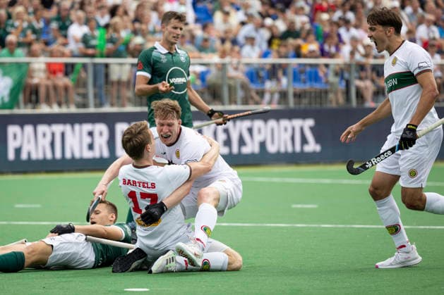 Jan-Hendrik BARTELS (HPC 17, mi.li.) freut sich nach seinem Tor zum 4:0 gemeinsam mit Leon THOERNBLOM (THÖRNBLOM) (HPC 24, mi.) und Simon QUINDERS LOPEZ (HPC 23, re.), Freude, Jubel, Lachen. Hockey 1. Feldhockey Bundesliga Final4 2026, Herren, Finale, Hamburger Polo Club (HPC) - Uhlenhorst Muelheim (Mülheim) (HTCU), Endstand 4-0, Deutsche Feldhockey-Meisterschaften, am 31.05.2026 in der BTHV Sportanlage in Bonn Deutschland. Â
