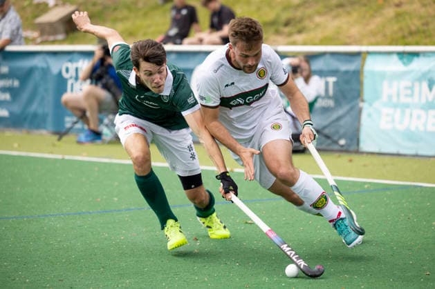 Justus WEIGAND (HPC 19, re.) am Ball im Zweikampf gegen Robert DUCKSCHEER (HTCU 16, li.), Aktion, Hockey 1. Feldhockey Bundesliga Final4 2026, Herren, Finale, Hamburger Polo Club (HPC) - Uhlenhorst Muelheim (Mülheim) (HTCU), Endstand 4-0, Deutsche Feldhockey-Meisterschaften, am 31.05.2026 in der BTHV Sportanlage in Bonn Deutschland. Â