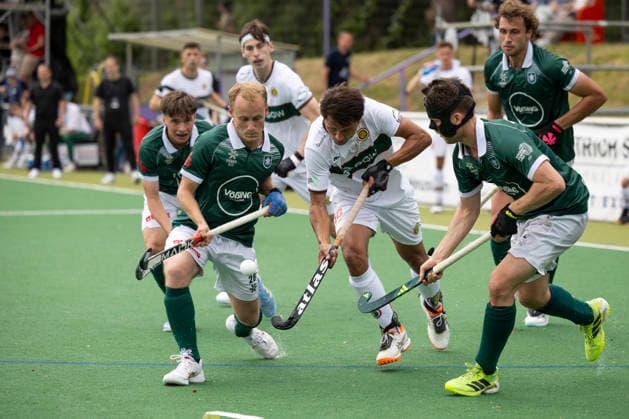 Timothy BRAND (HPC 10, mi.) am Ball im Zweikampf gegen Michel KAMMANN (HTCU 28, li.) und HTCU 2, re., Aktion, Hockey 1. Feldhockey Bundesliga Final4 2026, Herren, Finale, Hamburger Polo Club (HPC) - Uhlenhorst Muelheim (Mülheim) (HTCU), Endstand 4-0, Deutsche Feldhockey-Meisterschaften, am 31.05.2026 in der BTHV Sportanlage in Bonn Deutschland. Â