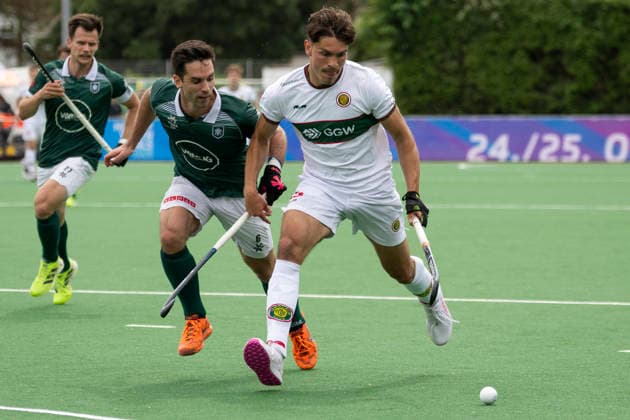 Simon QUINDERS LOPEZ (HPC 23, re.) im Zweikampf um den Ball gegen Lukas WINDFEDER (HTCU 6, li.), Aktion, Hockey 1. Feldhockey Bundesliga Final4 2026, Herren, Finale, Hamburger Polo Club (HPC) - Uhlenhorst Muelheim (Mülheim) (HTCU), Endstand 4-0, Deutsche Feldhockey-Meisterschaften, am 31.05.2026 in der BTHV Sportanlage in Bonn Deutschland. Â