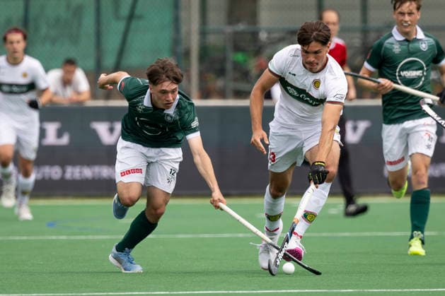 Simon QUINDERS LOPEZ (HPC 23, re.) im Zweikampf um den Ball gegen Niklas ENAUX (HTCU 12, li.), Aktion, Hockey 1. Feldhockey Bundesliga Final4 2026, Herren, Finale, Hamburger Polo Club (HPC) - Uhlenhorst Muelheim (Mülheim) (HTCU), Endstand 4-0, Deutsche Feldhockey-Meisterschaften, am 31.05.2026 in der BTHV Sportanlage in Bonn Deutschland. Â