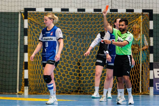 Maxi Muehlner (HSG Blomberg-Lippe, 10) bekommt Rote Karte gezeigt von Suresh Thiyagarajah (Schiedsrichter) GER, HSG Blomberg-Lippe vs. Borussia Dortmund, Handball, 1. Bundesliga Frauen, Play-Offs, Finale, Spiel 3, 31.05.2026 GER, HSG Blomberg-Lippe vs. Borussia Dortmund, Handball, 1. Bundesliga Frauen, Play-Offs, Finale, Spiel 3, 31.05.2026 Blomberg Copyright: xEibner-Pressefoto JanxRollingerx EP_JSK