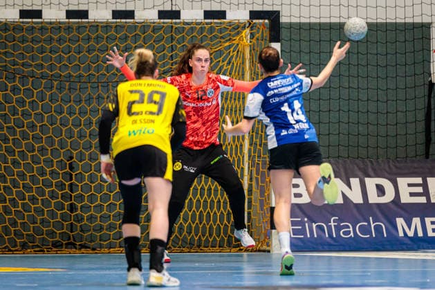 (L-R) Emma Olsson (Borussia Dortmund, 29), Sarah Wachter (Borussia Dortmund, 12), Ona Vegue (HSG Blomberg-Lippe, 14) waehrend der Ausfuehrung eines Siebenmeters GER, HSG Blomberg-Lippe vs. Borussia Dortmund, Handball, 1. Bundesliga Frauen, Play-Offs, Finale, Spiel 3, 31.05.2026 GER, HSG Blomberg-Lippe vs. Borussia Dortmund, Handball, 1. Bundesliga Frauen, Play-Offs, Finale, Spiel 3, 31.05.2026 Blomberg Copyright: xEibner-Pressefoto JanxRollingerx EP_JSK