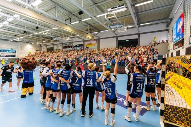 Die Mannschaft von HSG Blomberg-Lippe jubelt ueber den Gewinn der Deutschen Meisterschaft mit den Fans GER, HSG Blomberg-Lippe vs. Borussia Dortmund, Handball, 1. Bundesliga Frauen, Play-Offs, Finale, Spiel 3, 31.05.2026 GER, HSG Blomberg-Lippe vs. Borussia Dortmund, Handball, 1. Bundesliga Frauen, Play-Offs, Finale, Spiel 3, 31.05.2026 Blomberg Copyright: xEibner-Pressefoto JanxRollingerx EP_JSK