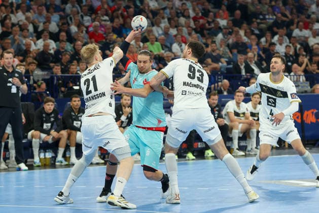 31.05.2026, xgox, Handball - EHF European League Finale THW Kiel - MT Melsungen v.l. Eric Johansson (Kiel, 21), Ruben Marchan (Melsungen, 2), Veron Nacinovic (Kiel, 93) Zweikampf, Duell, Kampf, tackle Hamburg