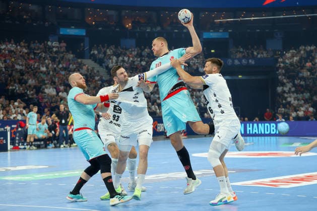 31.05.2026, xgox, Handball - EHF European League Finale THW Kiel - MT Melsungen v.l. Adrian Sipos (Melsungen, 8), Hendrik Pekeler (Kiel, 61), Dainis Kristopans (Melsungen, 10), Harald Reinkind (Kiel, 6) Zweikampf, Duell, Kampf, tackle Hamburg