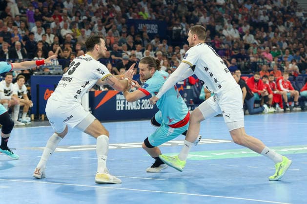 31.05.2026, xgox, Handball - EHF European League Finale THW Kiel - MT Melsungen v.l. Veron Nacinovic (Kiel, 93), Olle Forsell Schefvert (Melsungen, 25), Harald Reinkind (Kiel, 6) Zweikampf, Duell, Kampf, tackle Hamburg