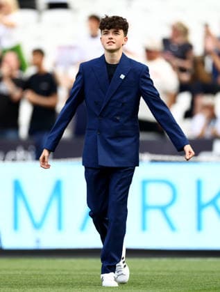 Owen Cooper of England. England XI v World XI, Soccer Aid for Unicef 2026, Football, London Stadium, London, UK - 31 May 2026London London Stadium United Kingdom EDITORIAL USE ONLY No use with unauthorised audio, video, data, fixture lists, club league logos or live services. Online in-match use limited to 120 images, no video emulation. No use in betting, games or single club league player publications. Copyright: xJamesxMarsh Shutterstockx 16898311c