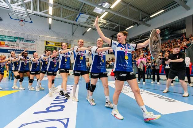 Die Mannschaft von HSG Blomberg-Lippe jubelt ueber den Gewinn der Deutschen Meisterschaft, Ona Vegue (HSG Blomberg-Lippe, 14) haelt die Meisterschaftsschale GER, HSG Blomberg-Lippe vs. Borussia Dortmund, Handball, 1. Bundesliga Frauen, Play-Offs, Finale, Spiel 3, 31.05.2026 GER, HSG Blomberg-Lippe vs. Borussia Dortmund, Handball, 1. Bundesliga Frauen, Play-Offs, Finale, Spiel 3, 31.05.2026 Blomberg Copyright: xEibner-Pressefoto JanxRollingerx EP_JSK