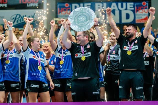 Die Mannschaft von HSG Blomberg-Lippe jubelt ueber den Gewinn der Deutschen Meisterschaft, Steffen Birkner (HSG Blomberg-Lippe, Trainer) haelt die Meisterschaftsschale GER, HSG Blomberg-Lippe vs. Borussia Dortmund, Handball, 1. Bundesliga Frauen, Play-Offs, Finale, Spiel 3, 31.05.2026 GER, HSG Blomberg-Lippe vs. Borussia Dortmund, Handball, 1. Bundesliga Frauen, Play-Offs, Finale, Spiel 3, 31.05.2026 Blomberg Copyright: xEibner-Pressefoto JanxRollingerx EP_JSK