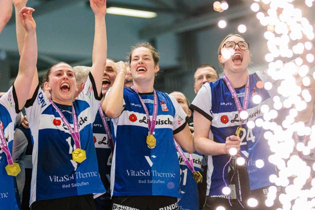 (L-R) Ona Vegue (HSG Blomberg-Lippe, 14), Amber Verbraeken (HSG Blomberg-Lippe, 05), Marie Michalczik (HSG Blomberg-Lippe, 24) jubeln ueber den Gewinn der Deutschen Meisterschaft GER, HSG Blomberg-Lippe vs. Borussia Dortmund, Handball, 1. Bundesliga Frauen, Play-Offs, Finale, Spiel 3, 31.05.2026 GER, HSG Blomberg-Lippe vs. Borussia Dortmund, Handball, 1. Bundesliga Frauen, Play-Offs, Finale, Spiel 3, 31.05.2026 Blomberg Copyright: xEibner-Pressefoto JanxRollingerx EP_JSK